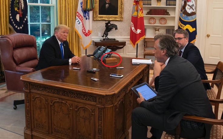 Chiếc nút đỏ ‘bí ẩn’ trên bàn làm việc của ông Trump ở Nhà Trắng biến mất