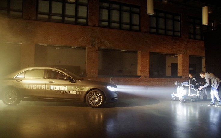 Chạy đua công nghệ, Mercedes-Benz 'khoe' hệ thống đèn pha mới