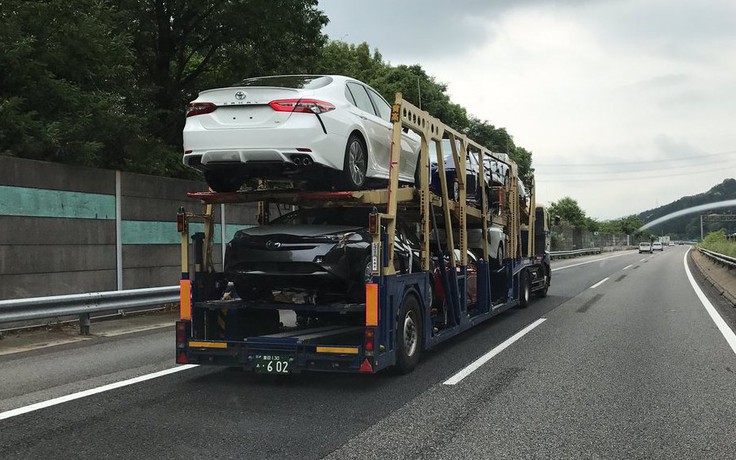 Toyota Camry 2018 tung tăng trên đường phố