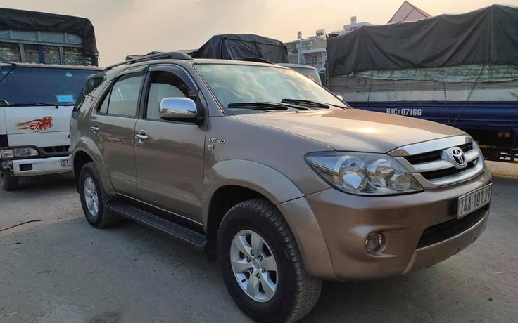 Xe hiếm Toyota Fortuner máy xăng V6 4.0 tại Việt Nam