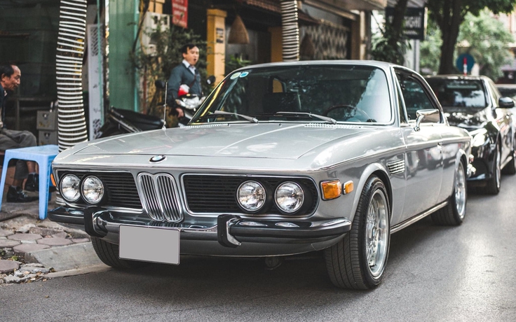 BMW 2800CS gần 50 năm tuổi khoe dáng trên đường phố Hà Nội