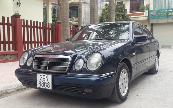 Mercedes E230 cũ giá 100 triệu đồng khó tìm khách tại Việt Nam