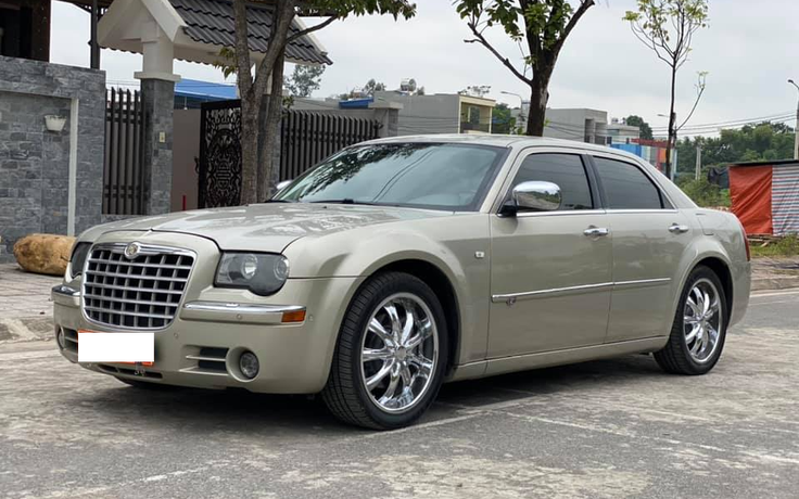 Chrysler 300C hiếm gặp ở Việt Nam vì 'uống xăng như uống nước'