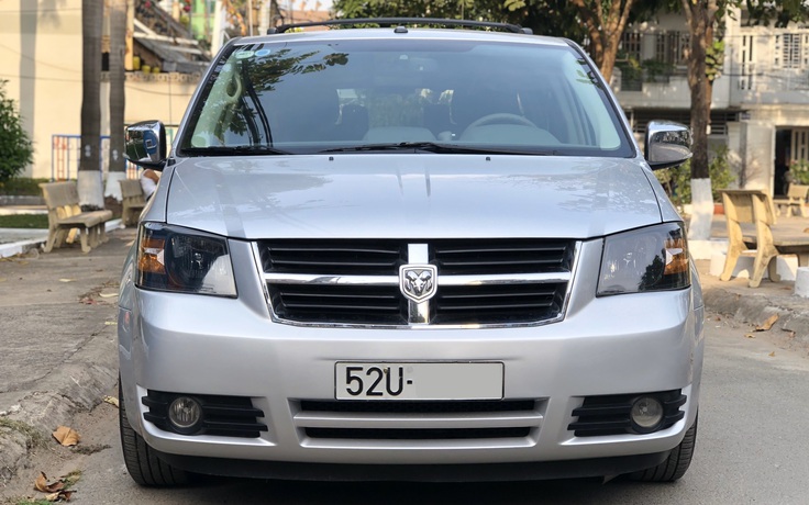 Xe gia đình 'độc, lạ' Dodge Caravan 12 năm tuổi tại Việt Nam