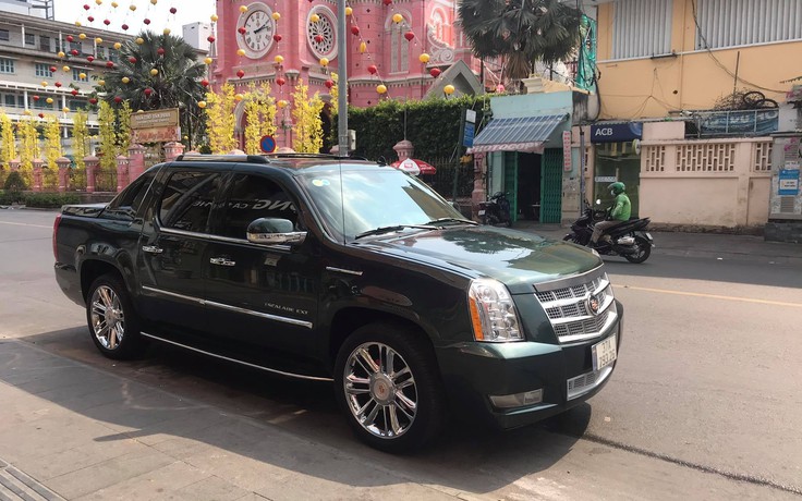Bán tải hàng hiếm Cadillac Escalade EXT lăn bánh trên phố Việt