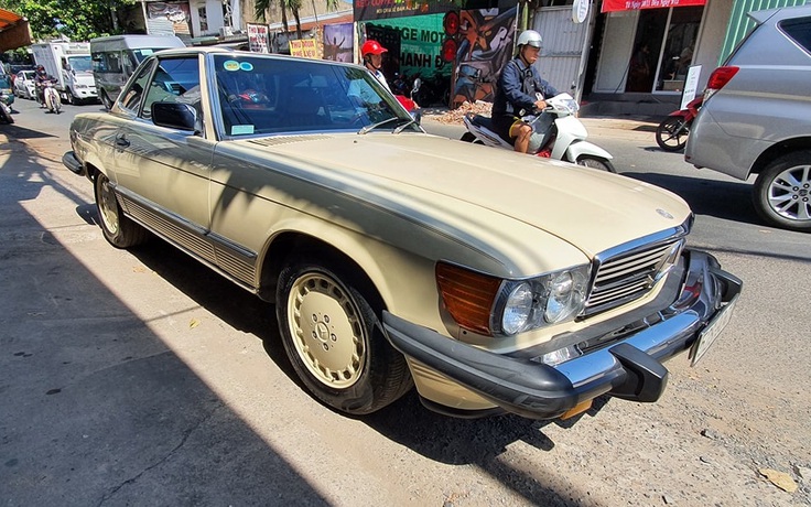 Mercedes 560 SL hơn 35 tuổi độc nhất Việt Nam