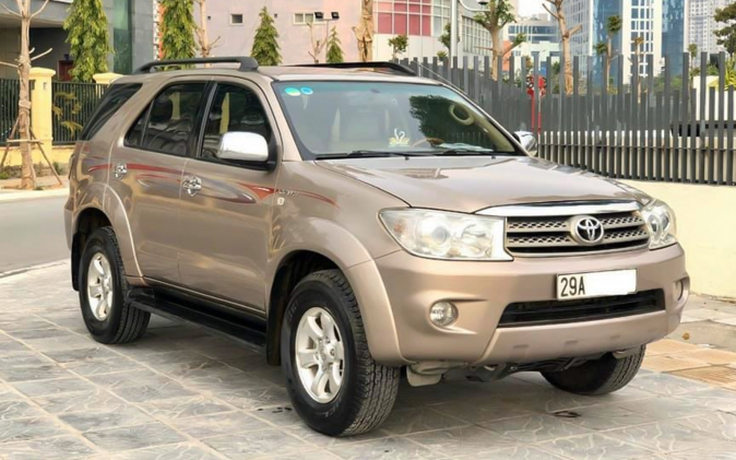 Toyota Fortuner 10 năm tuổi nhập từ Thái Lan cho người 'sính ngoại'