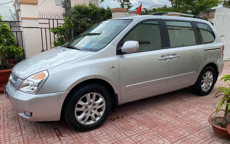 KIA Carnival 2010 - xe gia đình giá 300 triệu đồng