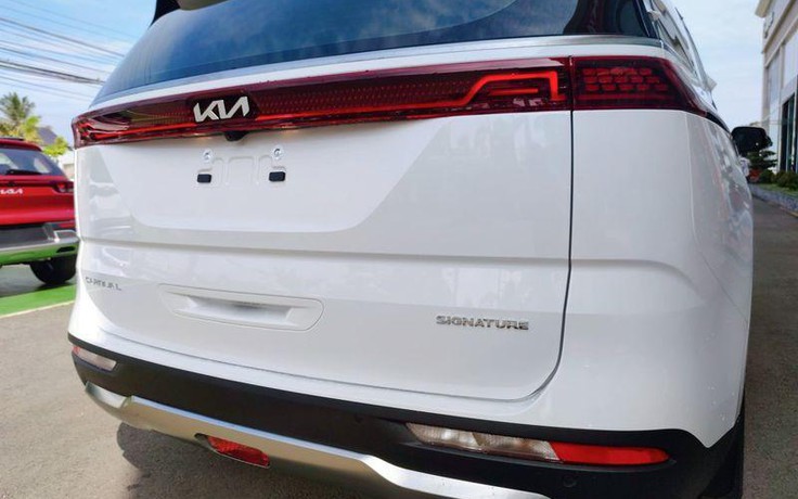 KIA Carnival tại Việt Nam có logo và nội thất màu mới