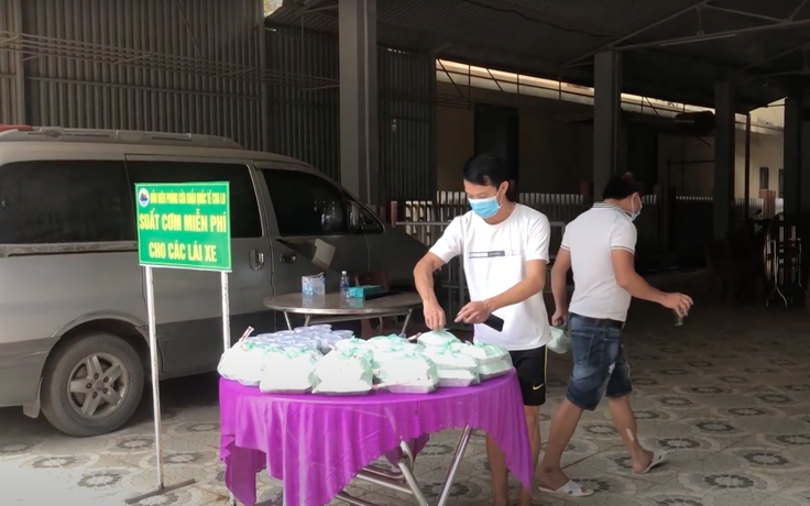 Tặng cơm, test Covid-19 miễn phí cho người từ Lào nhập cảnh