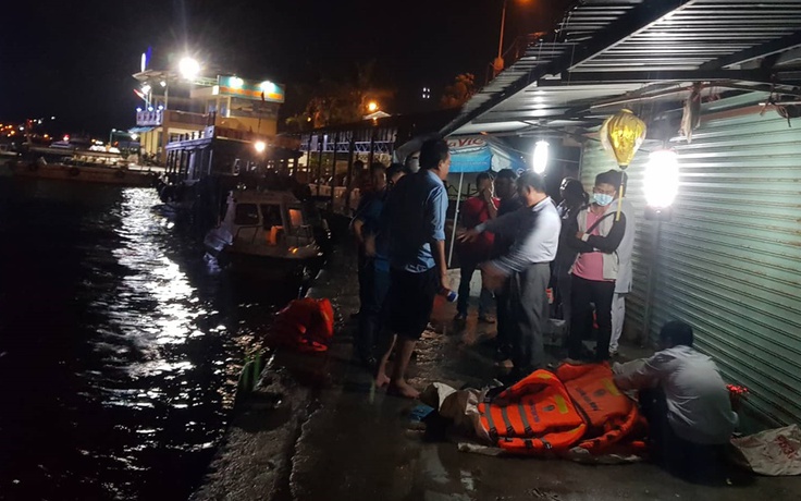 Lật tàu cao tốc trong vịnh Nha Trang, 2 người chết