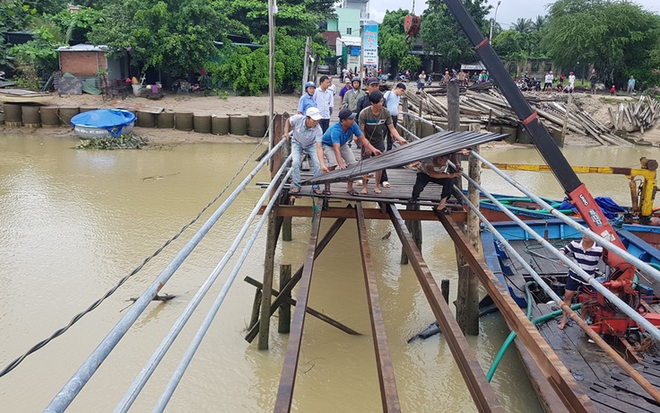 Cầu gỗ Phú Kiểng bắc qua sông Cái bị gãy, 3 người rơi xuống sông