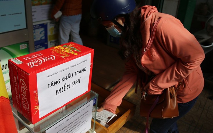 Nhiều nơi ở Nha Trang phát miễn phí hàng ngàn khẩu trang y tế cho người dân