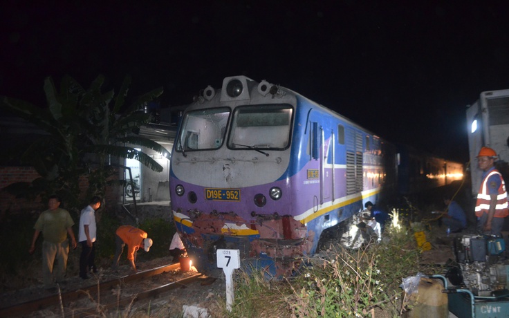 Khánh Hòa: Tàu hỏa trật bánh khỏi đường ray sau va chạm với xe đầu kéo