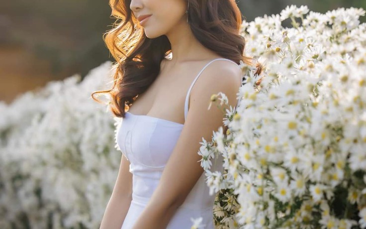 Hoa hậu biển Nguyễn Thị Loan khoe vẻ đẹp tuổi 30 bên cúc họa mi