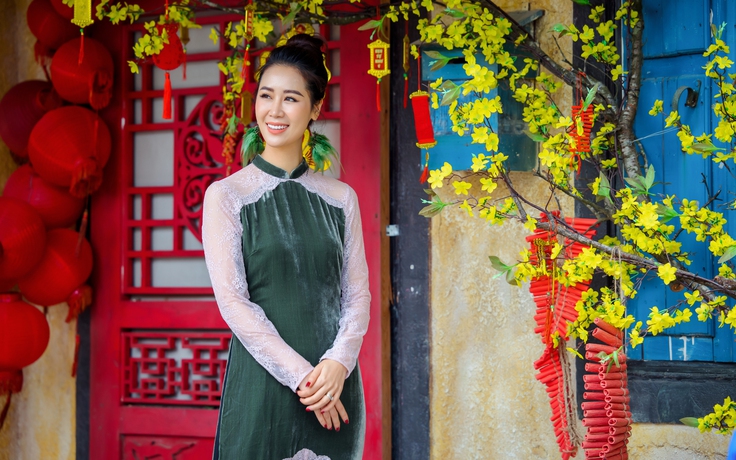 Hoa hậu Dương Thuỳ Linh mặc các thiết kế áo dài truyền thống pha hiện đại