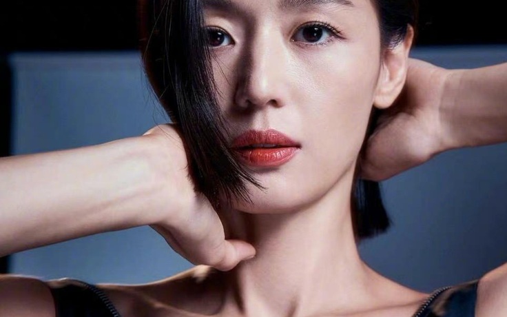 Jeon Ji Hyun trở lại với mái tóc ngắn và phong cách thời trang đầy cá tính