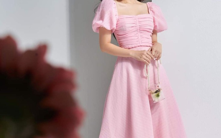 Váy cổ vuông không chỉ tôn vòng 1 còn giúp chị em sang chảnh thêm vài phần Váy cổ vuông không chỉ tôn vòng 1 còn giúp chị em sang chảnh thêm vài phần