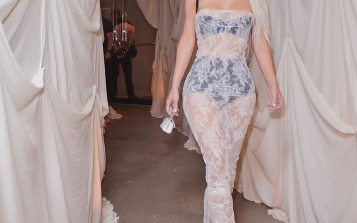 Kim Kardashian, Dua Lipa lăng xê mốt thời trang lộ nội y vào mùa đông