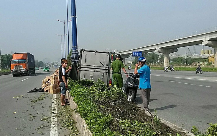 Xe tải đâm dải phân cách, lật nhào trên Xa lộ Hà Nội