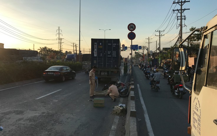 Chạy xe máy vào làn ô tô, người đàn ông bị container cán tử vong