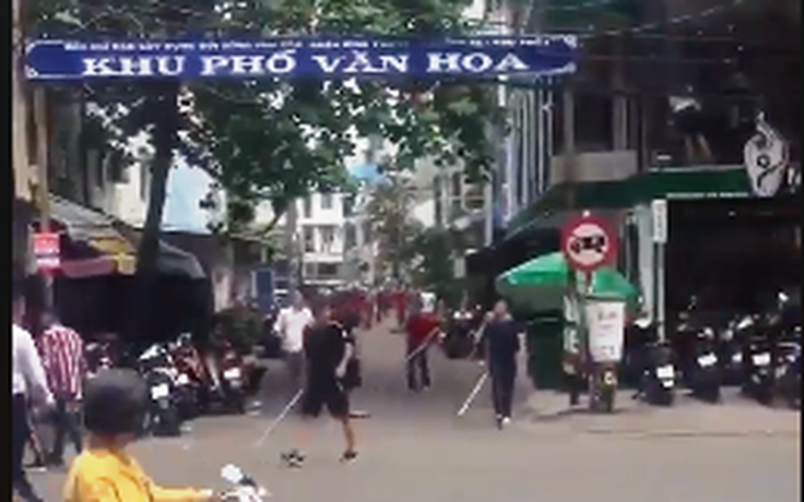 Hàng chục người cầm hung khí hỗn chiến trên đường phố Sài Gòn