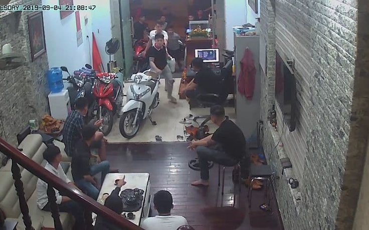 Mang cả can xăng đốt tiệm cầm đồ ở TP.HCM