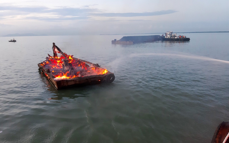 TP.HCM: Đầu kéo sà lan cháy dữ dội trên sông Lòng Tàu