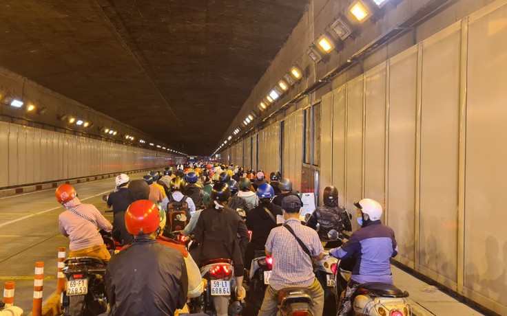 Hầm vượt sông Sài Gòn sửa chữa, ùn tắc giao thông kéo dài trong sáng 13.12