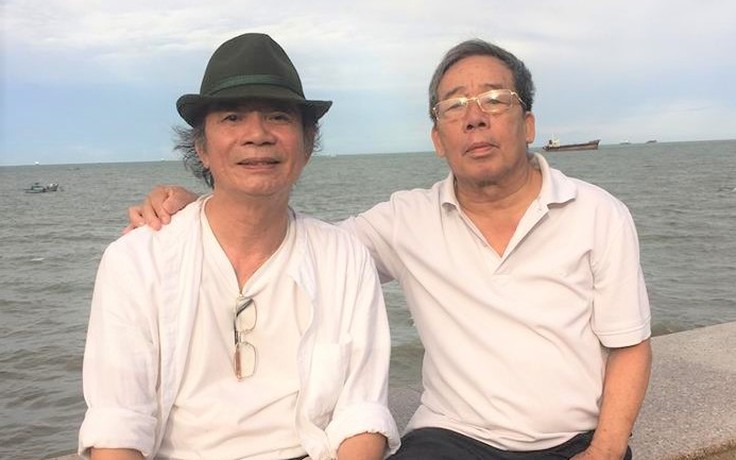 Độc giả mua sách ủng hộ nhà thơ Lê Huy Mậu của ‘Khúc hát sông quê’