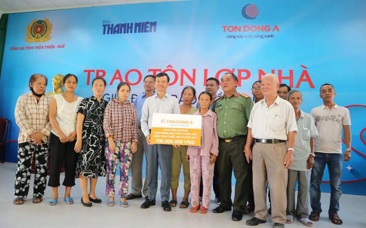 Báo Thanh Niên và Tôn Đông Á trao tôn cho người dân vùng bão tại Huế