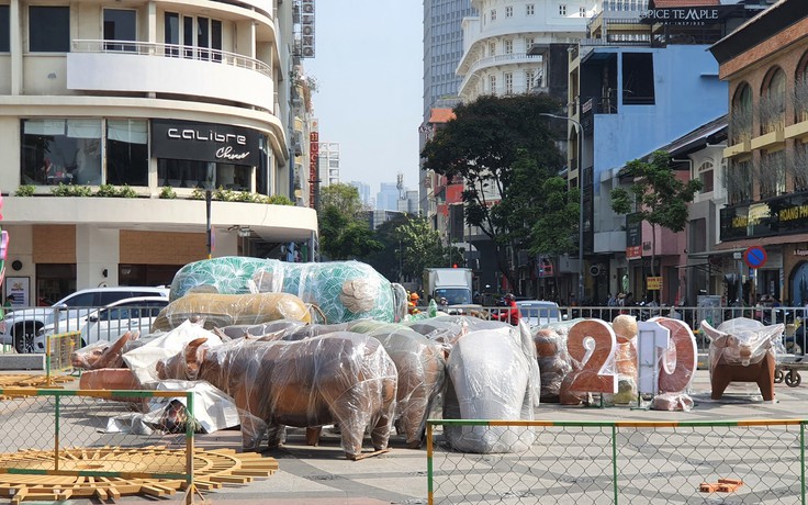 'Đột nhập' đường hoa Nguyễn Huệ đang thi công ngổn ngang