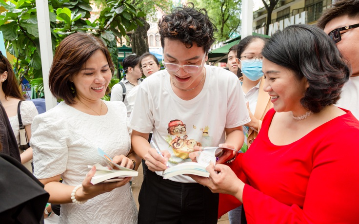 Với ‘Sống như trái dứa’, MC Thanh Mai và MC Thiên Phong nhìn cuộc đời nhẹ nhàng