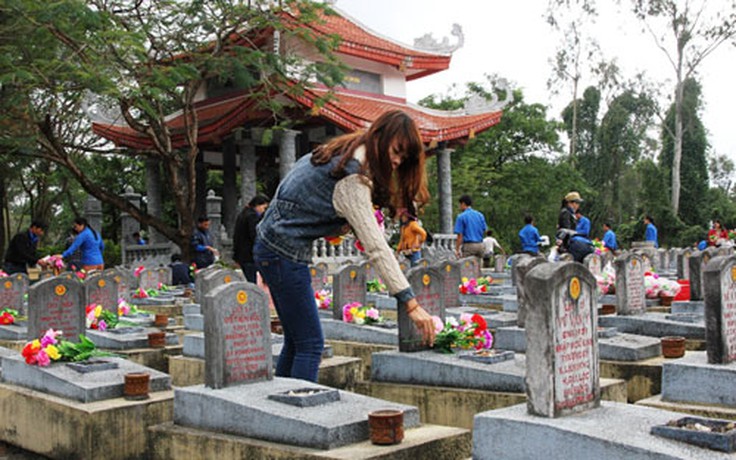 Gắn hoa lên phần mộ liệt sĩ tại 2 nghĩa trang cấp Quốc gia