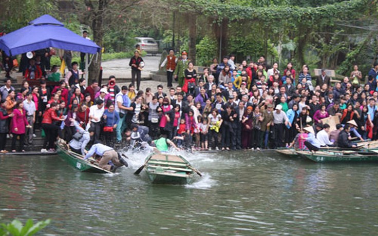Giành thuyền tham quan danh thắng Tràng An, nhiều người ngã xuống sông