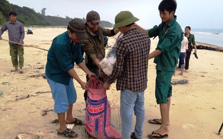 Dầu vón cục tiếp tục xuất hiện dọc 12,8 km bờ biển Quảng Trị