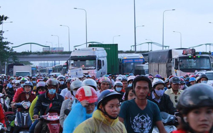 TP.HCM: Người dân đổ xô nghỉ lễ, bến xe, quốc lộ kẹt cứng