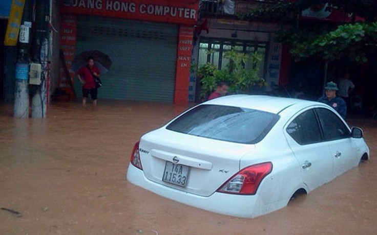 Mưa to, nhiều tuyến đường tại Quảng Ninh ngập trong biển nước