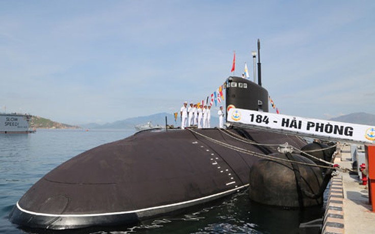 Tàu ngầm Hải Phòng và Khánh Hòa hùng dũng trong lễ thượng cờ