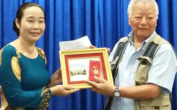 Cựu phóng viên chiến trường người Nhật được tặng Huy hiệu TP.HCM