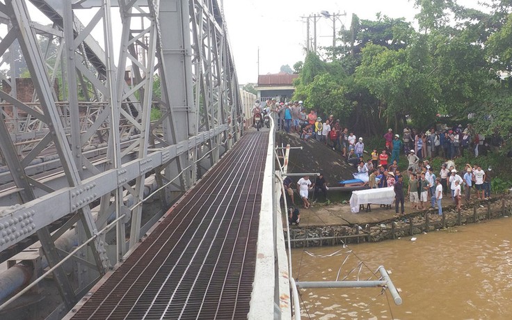 Nghi ngáo đá, trèo lên cầu la hét rồi rơi vào đầu xe lửa tử vong