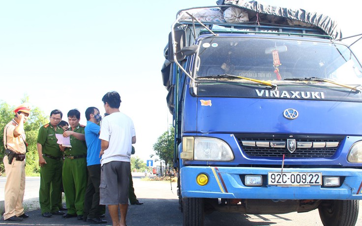 Bắt xe chở gần 10 tấn xương hôi thối, có giòi