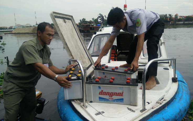 Bắt 3 ghe chích cá phóng sinh trên sông Sài Gòn