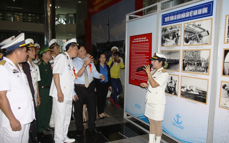 Người dân Quảng Trị thích thú với 'nhà giàn DK1', 'tàu chiến Đinh Tiên Hoàng'