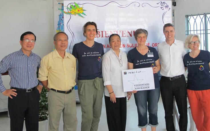 Tổng giám đốc AIR FRANCE Việt Nam thăm trẻ em khiếm thính tại Đồng Nai
