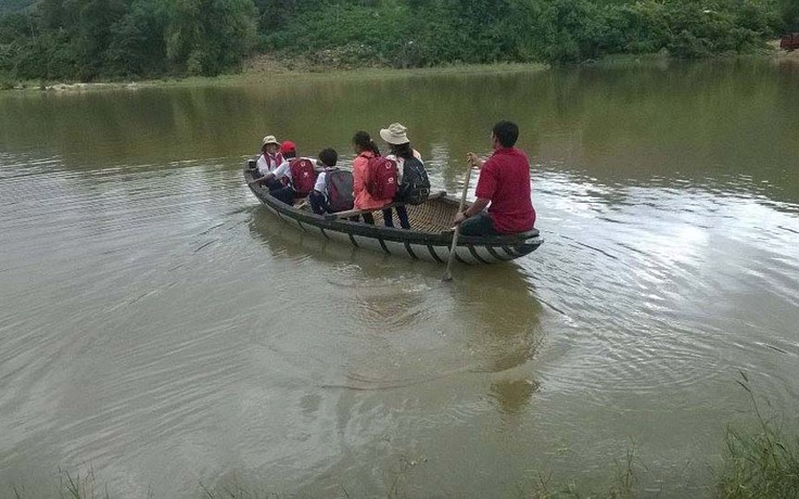 Học sinh ôm can nhựa bơi qua sông đã có xuồng đi học