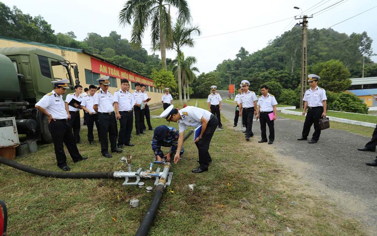 Huấn luyện cấp phát nhiên liệu cho xe bệ tên lửa