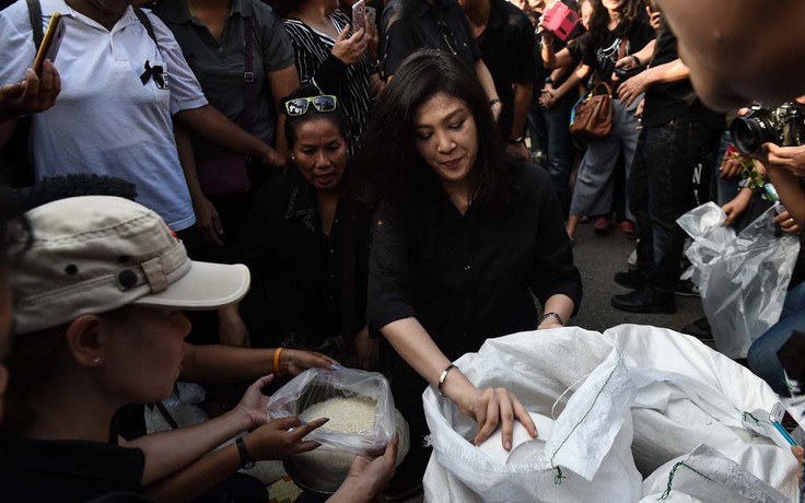 Cựu thủ tướng Thái Lan Yingluck đi bán gạo