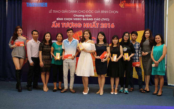 Hàng loạt người nổi tiếng của showbiz 'ẵm' giải thưởng ở TVC Awards