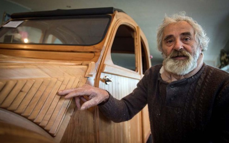 Kỳ công người đàn ông mất 6 năm chế tạo ô tô gỗ được vinh danh